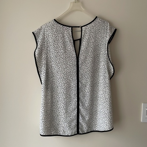 Vince Camuto Black & White Top Size L - Picture 6 of 7